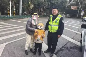【新春走基层】“孩子别怕，交警蜀黍帮你找妈妈……”图片