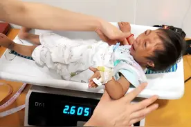 09年湖南女子生下“小猴子”，马戏团欲出高价购买，后来怎样了？图片