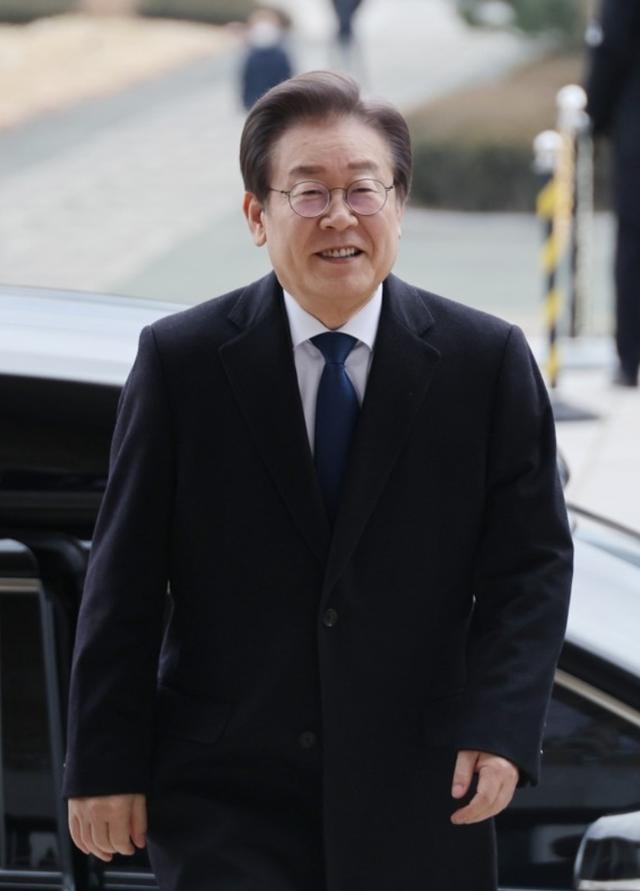 李在明启程离京	，临走前对华改口，一个时代告终，高市忽喊话中国