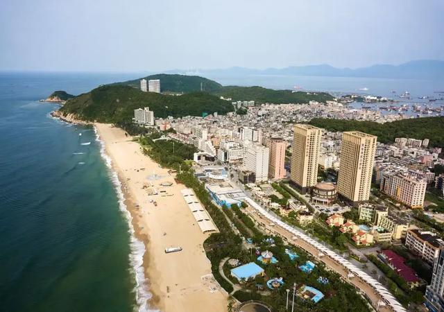 广东这座海滨小城火了,海水清澈、沙滩细腻、海鲜好吃