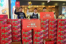 保定一主办方真会玩，竟拿一吨苹果当冠军奖品图片