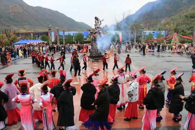 凤县开展“探寻古羌秘境 传承民族文化”文明实践活动 200余名学子沉浸式感悟羌族文化魅力