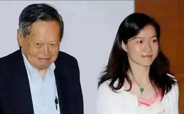103岁杨振宁身体出奇硬朗，妻子翁帆无意说漏嘴：他提出3大要求