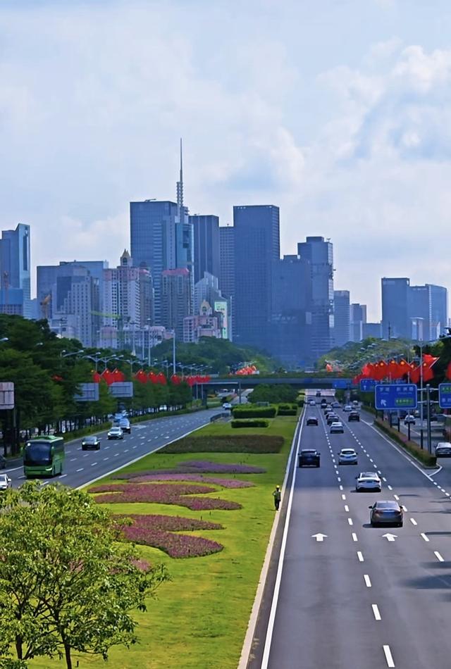 国庆第一天打卡深圳景观大道深南大道，车这么少太安静了！