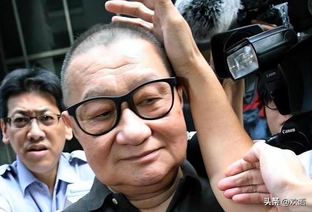 前半生靠父亲、后半辈子坑女儿，最终落得个家财散尽	、癌死狱中