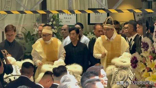 向府治丧！向太陈岚与儿子向佐悲痛致祭，大批反黑组警员现场戒备