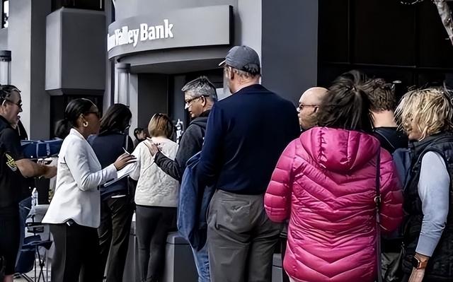 美元下跌，黄金狂涨！知名经济学家：这像极了08年次贷危机前夜