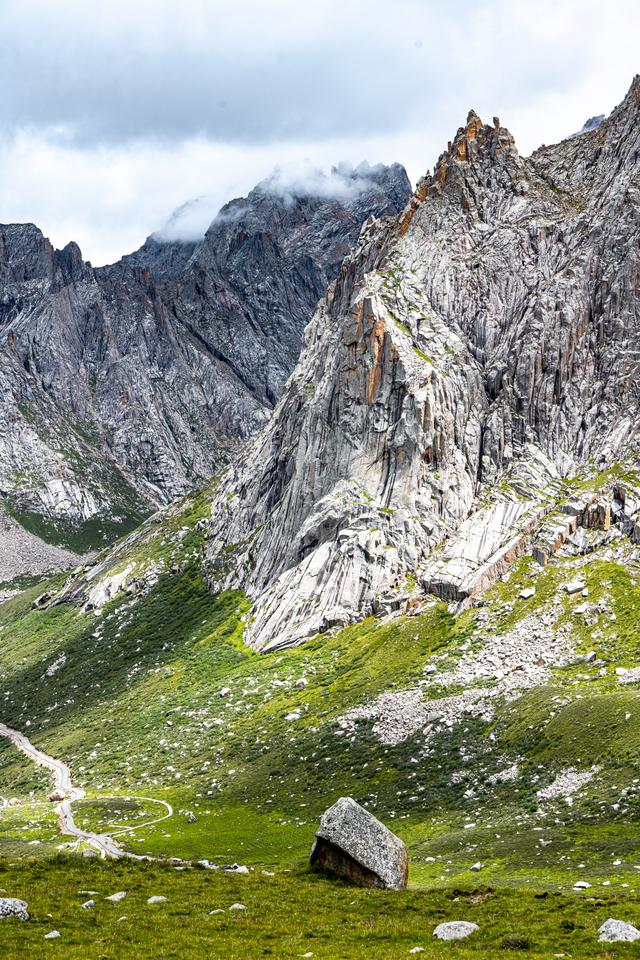 神山石骨、嶙峋万仞，川西梦幻之地