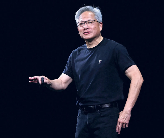 美国最强劲敌出现，并非中俄，黄仁勋一针见血