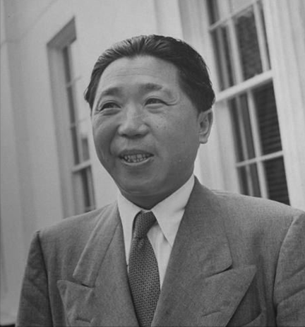 蒋介石败逃台湾之前，台湾由谁在掌管，为啥会心甘情愿拱手奉上？