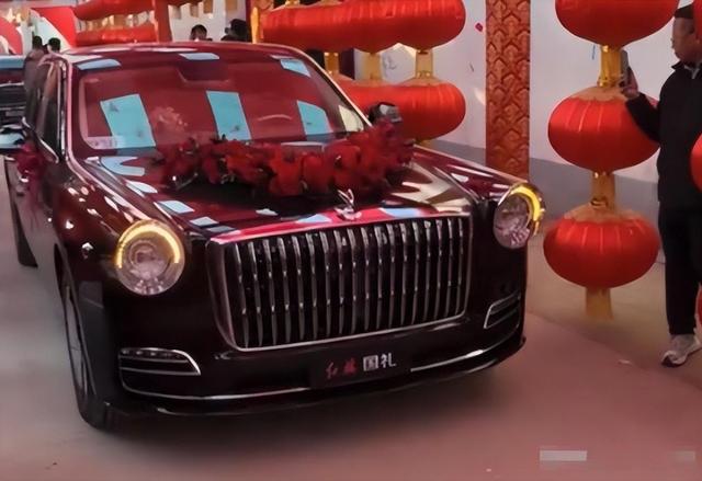 最帅升旗手张自轩大婚不到24小时	，荒唐一幕出现，新娘受无妄之灾