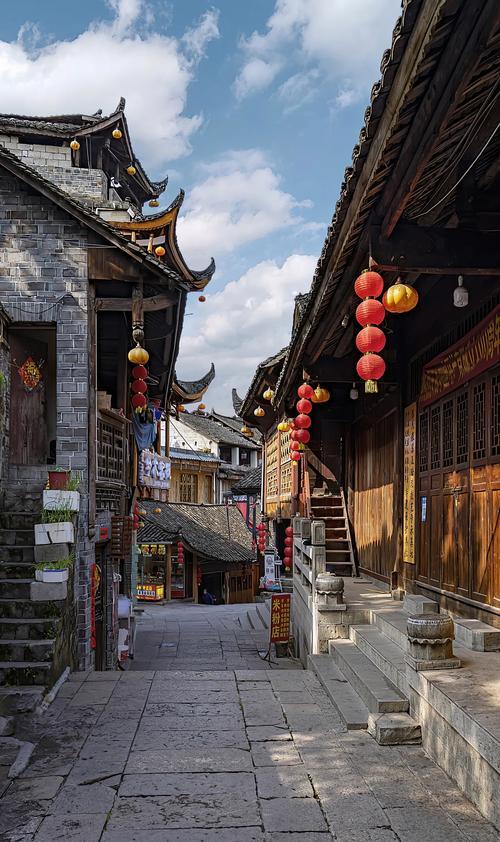 8年烧光50个亿！从人满为患到无人问津，全国古镇为啥批量倒闭？