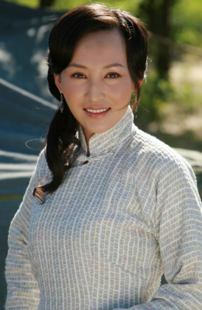 她19岁与导演私奔，在地下室裸婚连生3胎，今被丈夫用7部剧捧红