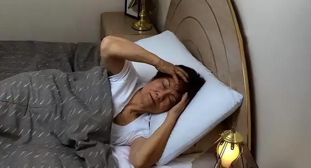 调查发现：每次睡觉前大量喝水的人，不出几个月，身体或有3变化