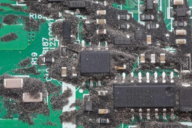 非大型切割机搞不定这大块头！九号1080W ebike新国标充电器拆解