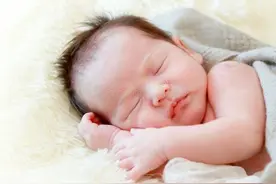 宝宝发出“哼哧”声，妈妈不用紧张，可能是喉软化导致图片