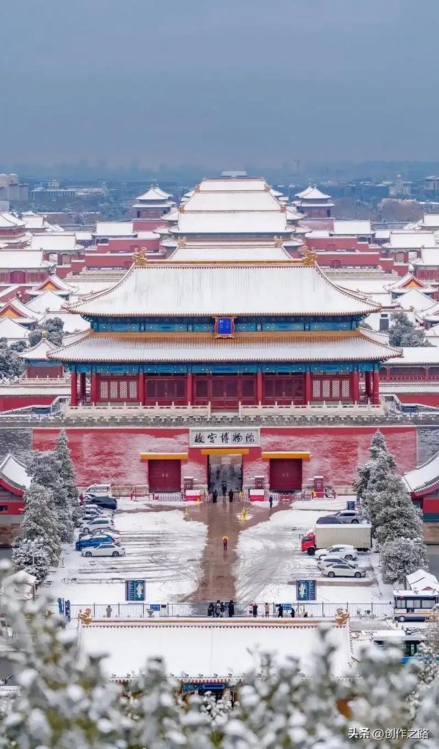 雪霁霞光里,故宫入画来。