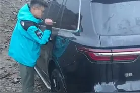 车上哪块玻璃最贵？因无法开车门女子无奈砸窗砸出了答案图片