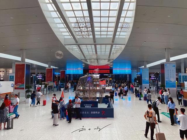 兰州机场“太离谱”！比上海浦东机场还远，竟要坐动车去坐飞机？