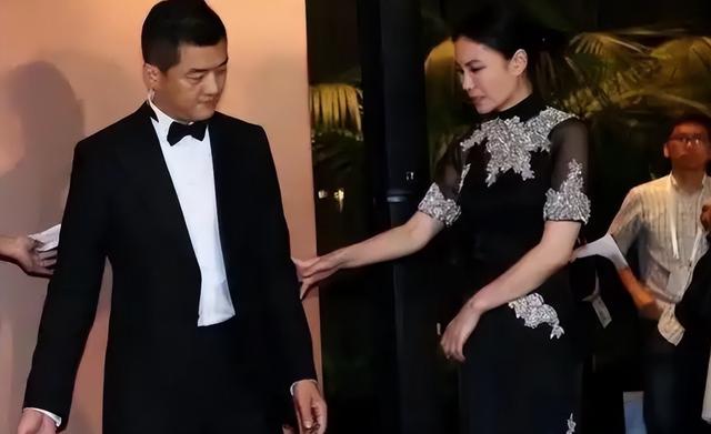 王菲也没想到，自己辛辛苦苦养大的李嫣，竟给李亚鹏做了“嫁衣”