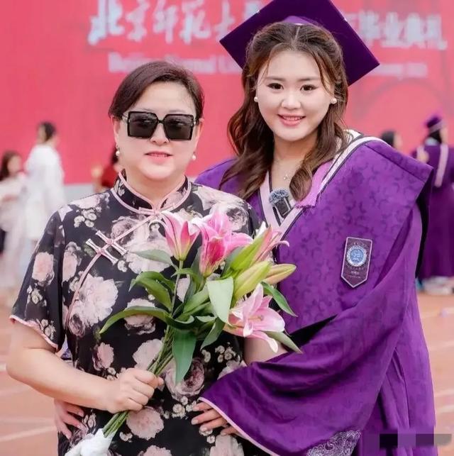 刘禹彤北京师范大学毕业照令人羡慕！不仅可爱还很能打！