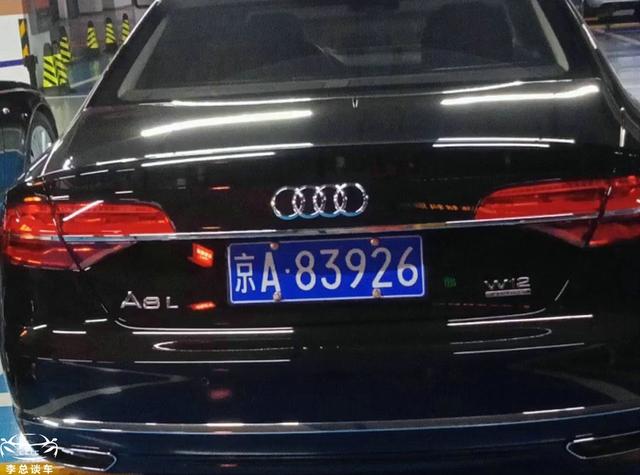 万达总部停车场，偶遇“王健林”的奥迪A8和埃尔法停一起