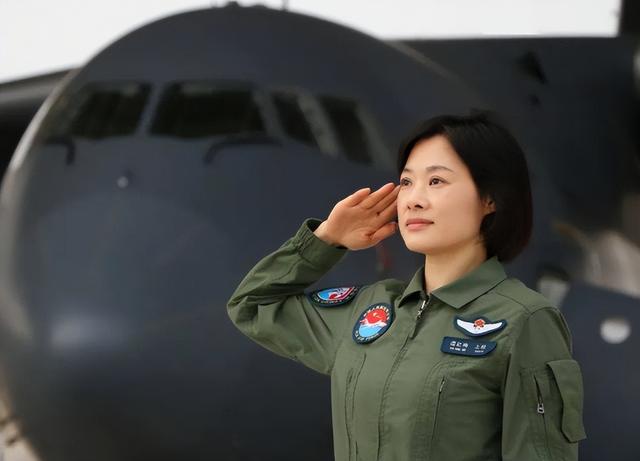 阅兵女机长找到了！央视点名，私生活被扒牺牲太大，丈夫更厉害