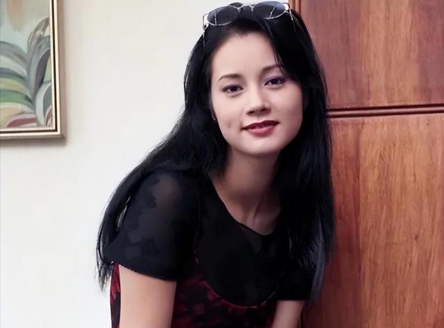 她认干爹，拍风月片，被导演霸王硬上弓，靠山去世后沦为服务员