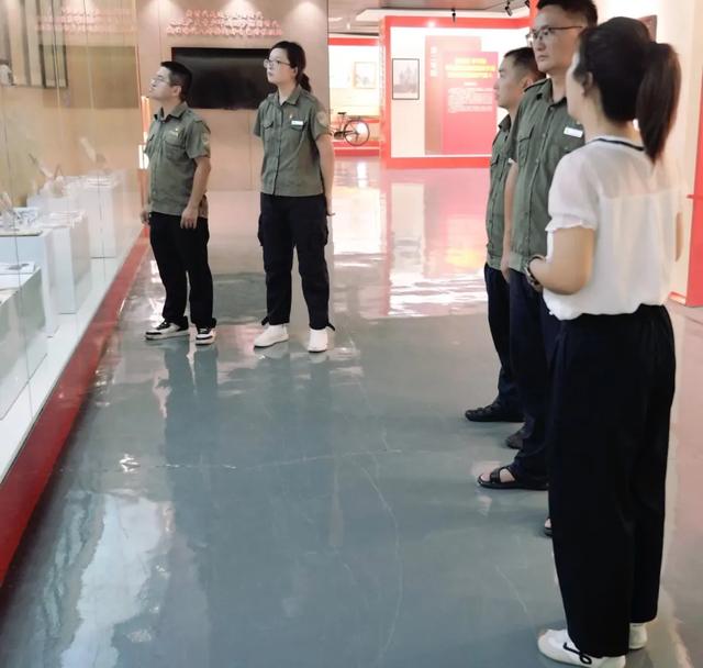 江西庐山国家级自然保护区管理局一行参观九江三红珍藏馆