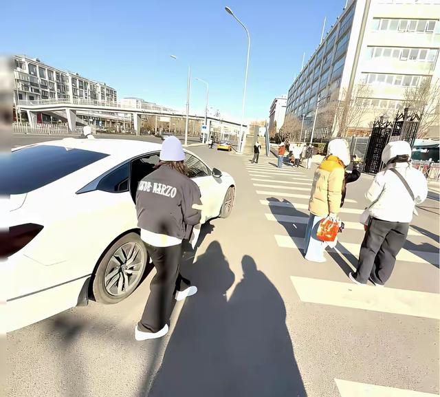 全红婵归队了，她变化真大，身高快170了吧，留了长发，气场强大