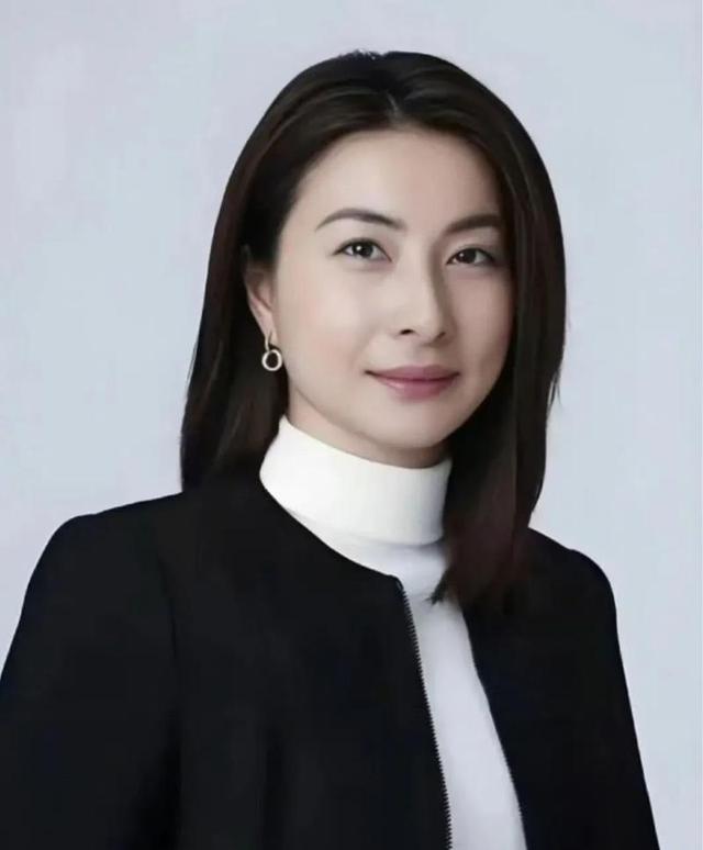 44岁郭晶晶北京出席活动，化淡妆留卷发贵气逼人，发言气场超强