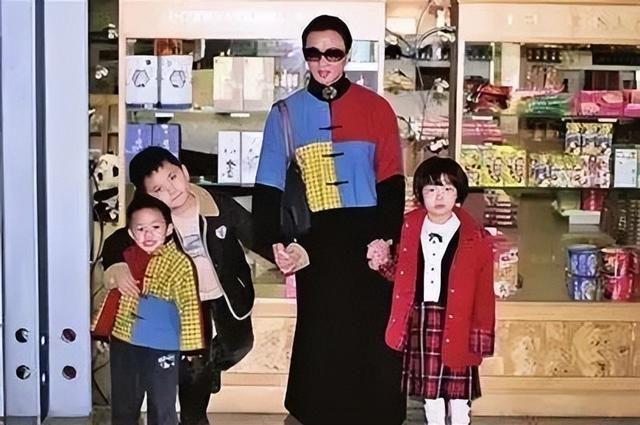 57岁金星定居法国，身材发福满脸褶子连胸都小了，越来越像男人