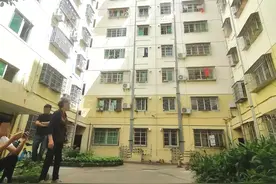 金山小区2栋4单元拟加装电梯，遭其他3个单元业主反对，“可在楼后选址，勿占共有空间”图片