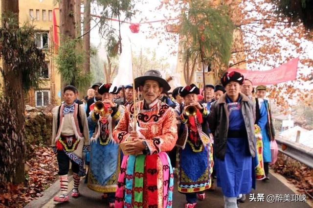 南宝山藏不住了！南宝山村糖会撞档羌历年，咖啡配羌舞，机器人都来跳沙朗