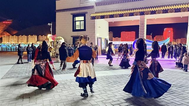 拉萨河“牦牛天团”打卡热潮点燃高原夜经济
