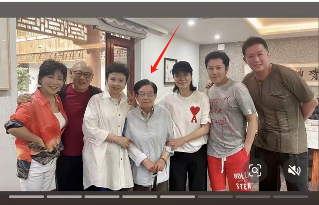 62岁毛阿敏与63岁董文华罕见同框！一个豪门守寡，一个风采依旧