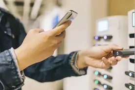 最担心的事情发生了！为了赚你4块钱，共享充电宝当起了“小偷”图片