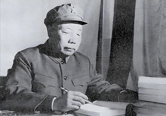 总政副主任肖华不让甘祖昌少将回乡种地，怒道：你这样能活过60吗
