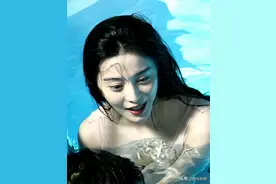 冰冰慷慨大方穿泳装，丰腴肥美娇艳欲滴，难怪当年被大咖追捧图片