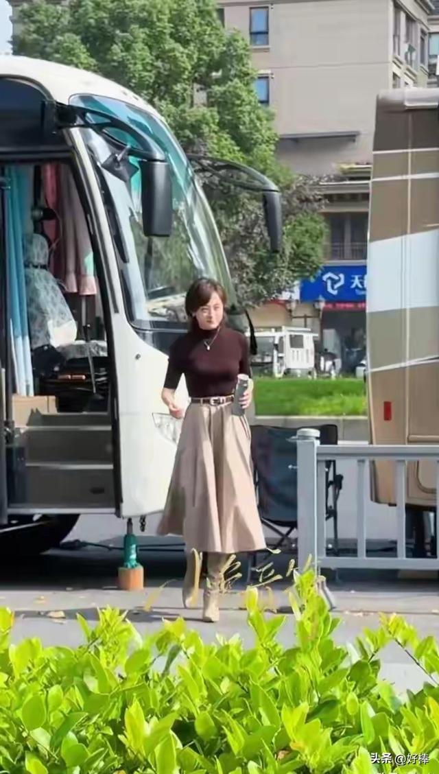 43岁孙俪上班被偶遇，身材真的很好，手里拿着保温杯