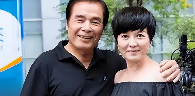 “6个老婆”同住一室，每人每月7万零花钱，71岁又娶第七房小娇妻
