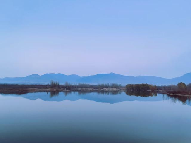 齐风鲁韵｜山东泰安肥城市潮泉镇：灯缀青山融夜色 焰开碧宇映霞痕