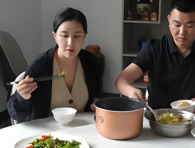 香港三级片女星下嫁农村，曾不雅照满天飞，如今42岁官宣怀孕