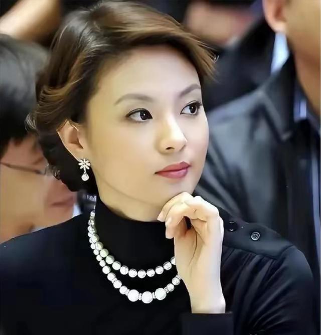 她是央视最惨女主持，男友判死缓丈夫狱中惨死，如今48岁依旧单身