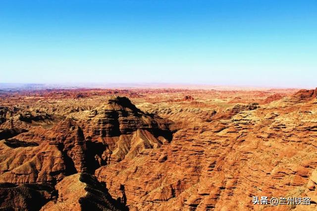 #“我的铁路风景”故事汇#丹霞如火，动车驶过侏罗纪时光