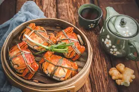 蒸螃蟹时，用热水还是冷水？原来之前都做错了，难怪又断腿又流黄图片