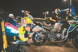 打响“净夜行动” 西安严整摩托车“飙车炸街”乱象图片