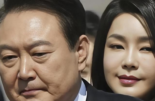 尹锡悦终于出庭受审，身形暴瘦“满头白发”，当场控诉不公待遇
