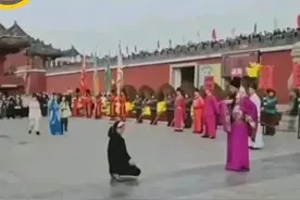 开封府包大人正在表演，竟然有一名女子来喊冤！搞懵了演员和保安图片