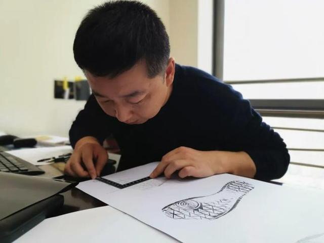 张伟同志于10月15日11时38分抢救无效，不幸因公牺牲，终年41岁